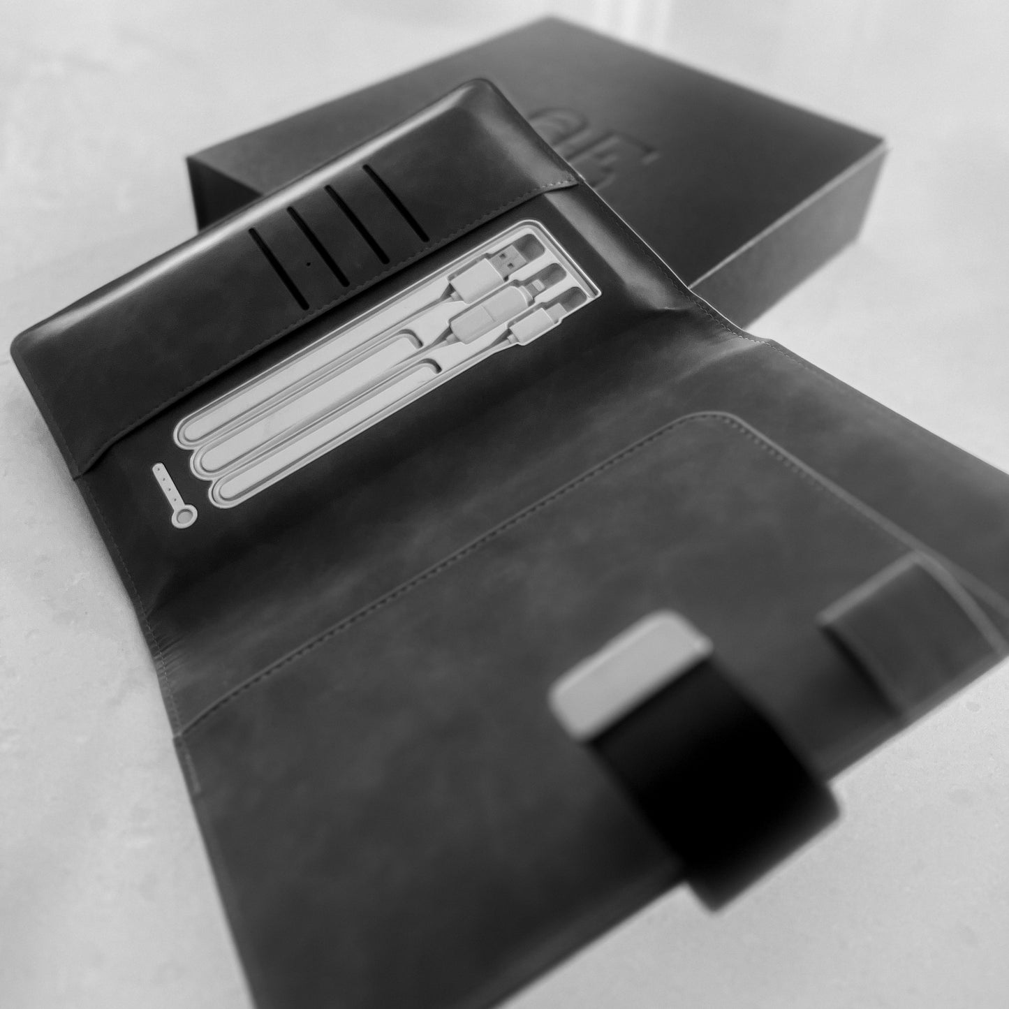 THE EXECUTIVE SUITE - CLIO SIGNATURE TOTE BAG + MUSE - WIRELESS CHARGING COMPENDIUM